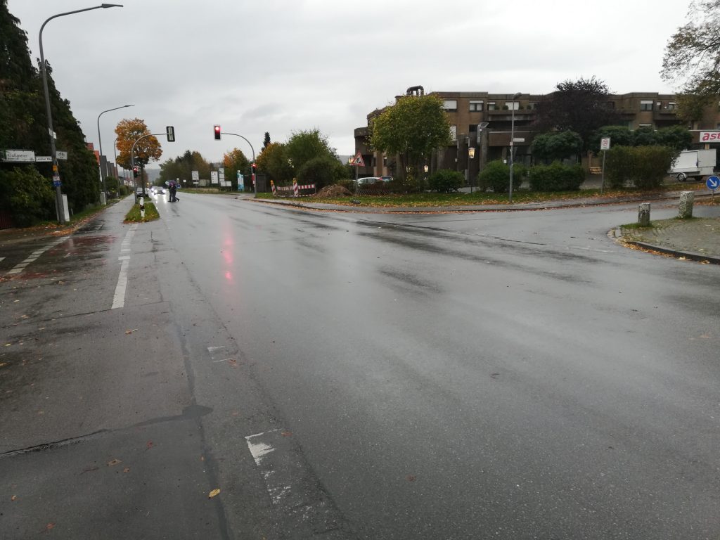 Breite Fahrbahn lässt Platz für Fahrradstreifen