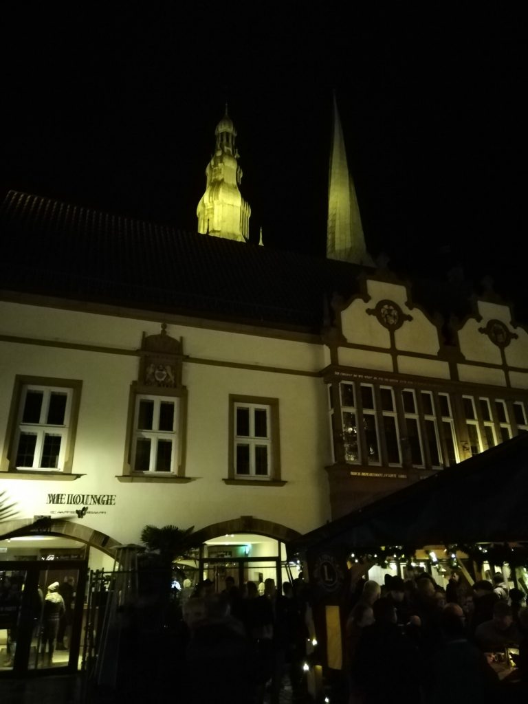 Westseite des Rathaus mit Kirchtürmen von St. Nicolai im Hintergrund