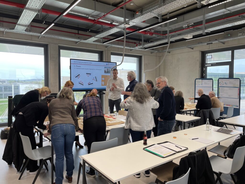 Die 50 Teilnehmerinnen und Teilnehmer der Arbeitsgruppe haben intensiv diskutiert, um die Nachhaltigkeitsstrategie Lemgos konkreter werden zu lassen.