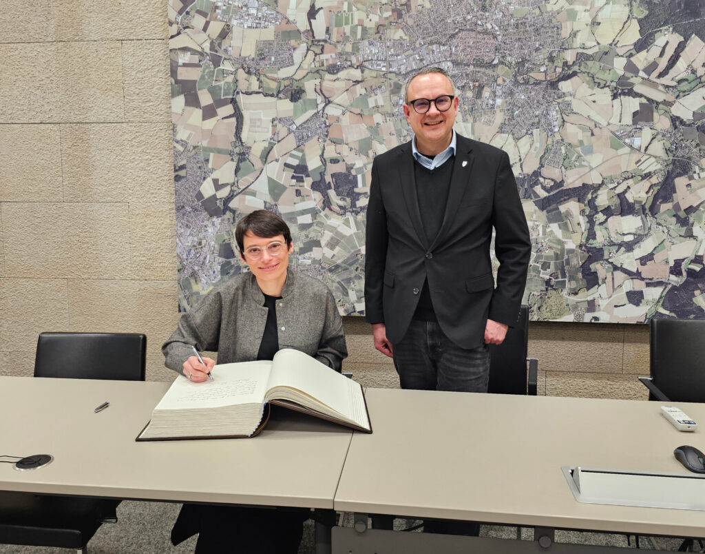 Familienministerin Josefine Paul tauschte sich in der Alten Hansestadt Lemgo mit Bürgermeister Markus Baier und dem Jugendamt aus und trug sich anschließend in das Goldene Buch der Stadt ein.