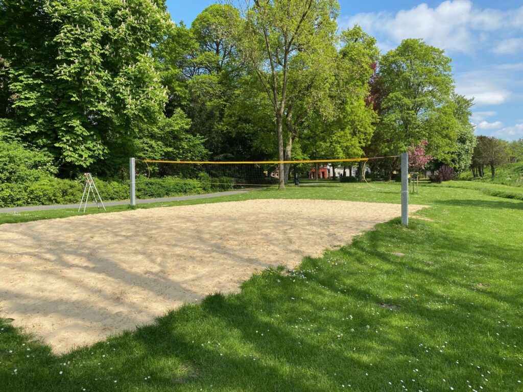 Jedes Jahr im Mai wird das Beachvolleyballfeld im Abteigarten für die Saison vorbereitet.