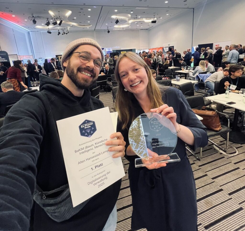 Sie freuen sich über ihren verdienten 1. Platz: (von links) Jonas-Dario Troles (Smart City Bamberg) und Nicole Baeumer (Projektleiterin digital.interkommunal).