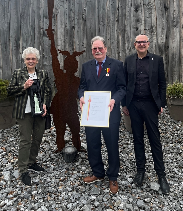 reisträger Dr. Henner Krause (Mitte) mit seiner Ehefrau Dagmar (links) und Bürgermeister Markus Baier (rechts).
