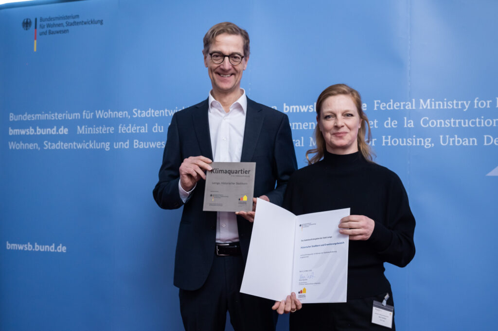Abteilungsleiter für Stadtentwicklung des Bundesministeriums für Wohnen, Stadtentwicklung und Bauwesen Dietmar Horn eröffnete die Veranstaltung und überreichte Berit Weber, Abteilungsleiterin der Stadtplanung bei der Alten Hansestadt Lemgo, die Auszeichnung.