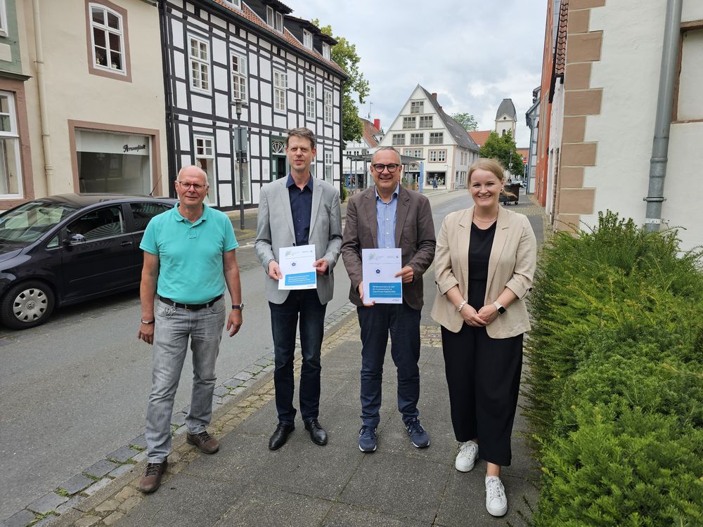 (von links) Lemgos Radverkehrsbeauftragter Gerhard Reineke, Marcus Heidebrecht (Sachgebietsleitung OWL beim Zukunftsnetz Mobilität NRW), Bürgermeister Markus Baier und Linda Waldeyer (Zukunftsnetz Mobilität NRW).