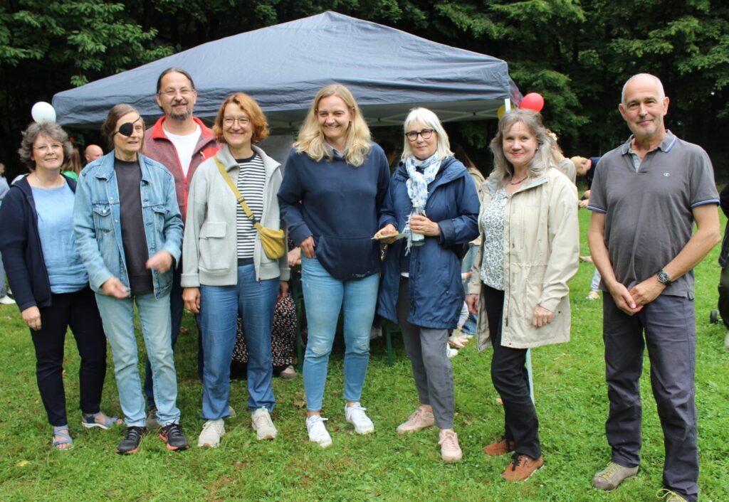 (von links) Martina Kriemann-Heinze (AWO Stadtteiltreff), Bettina Meier, Dirk Bensel, Johanna Schlotthauer, Juliane Gaßmann und Sigrun Düe (beide vom Geschäftsbereich Jugend und Schule der Stadt Lemgo), Martina Klein und Sven Neese (ebenfalls AWO Stadtteiltreff) freuen sich über das Interesse an der Neugestaltung des Spielplatzes am Biesterberg.